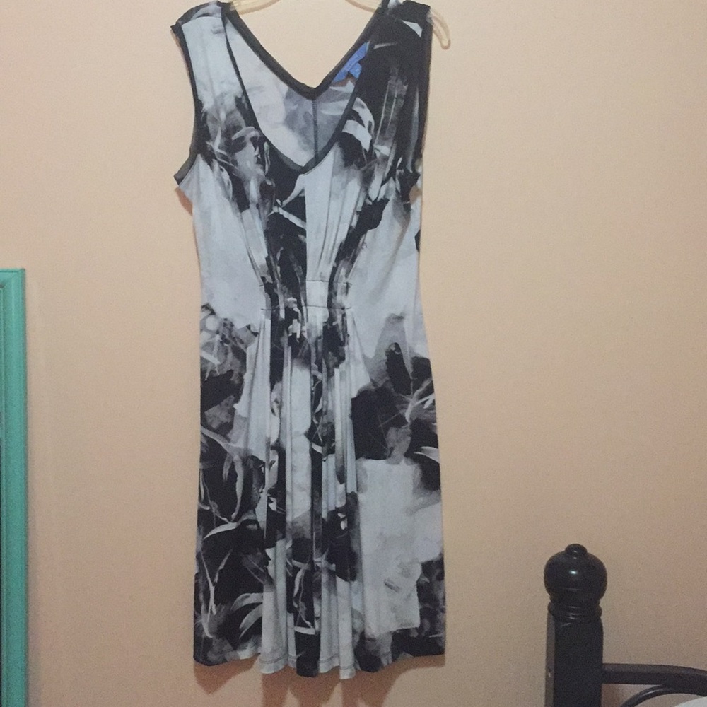 3/$9 Simply Vera by Vera wang dress